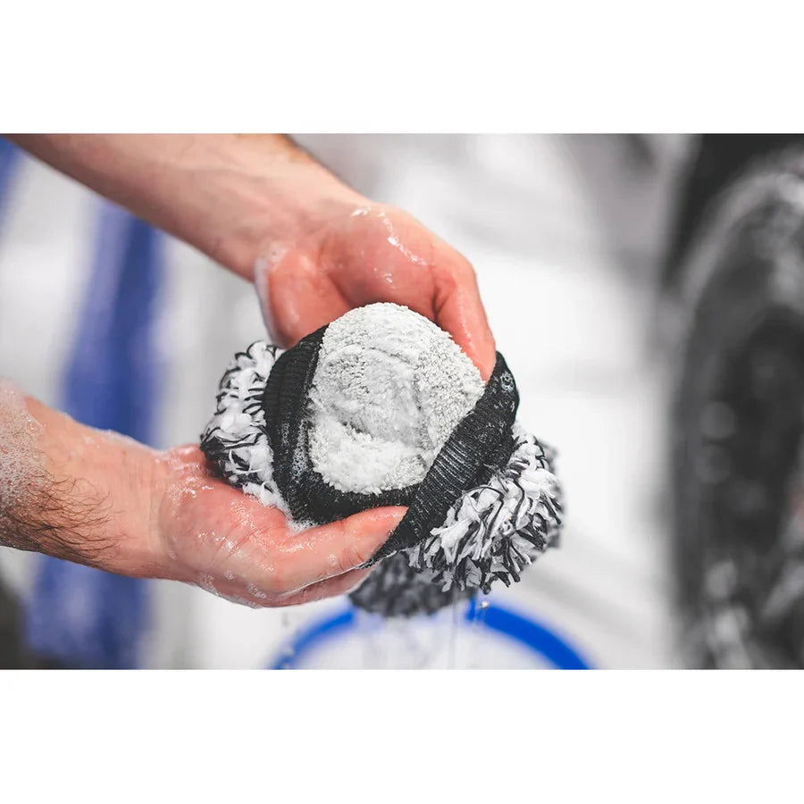 THE CYCLONE ULTRA WASH MITT - 8"X9" BLACK - 70% Polyester / 30% Polyamide - Interior Liner: 70% Polyester / 30% Polyamide "Gauntlet" Microfiber (Patented)