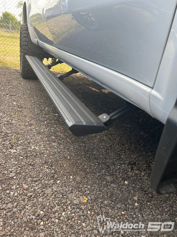 CHEVY 1500 CREWCAB 2019+ POWER STEP WODEN BLACK WALDOCH LOGO