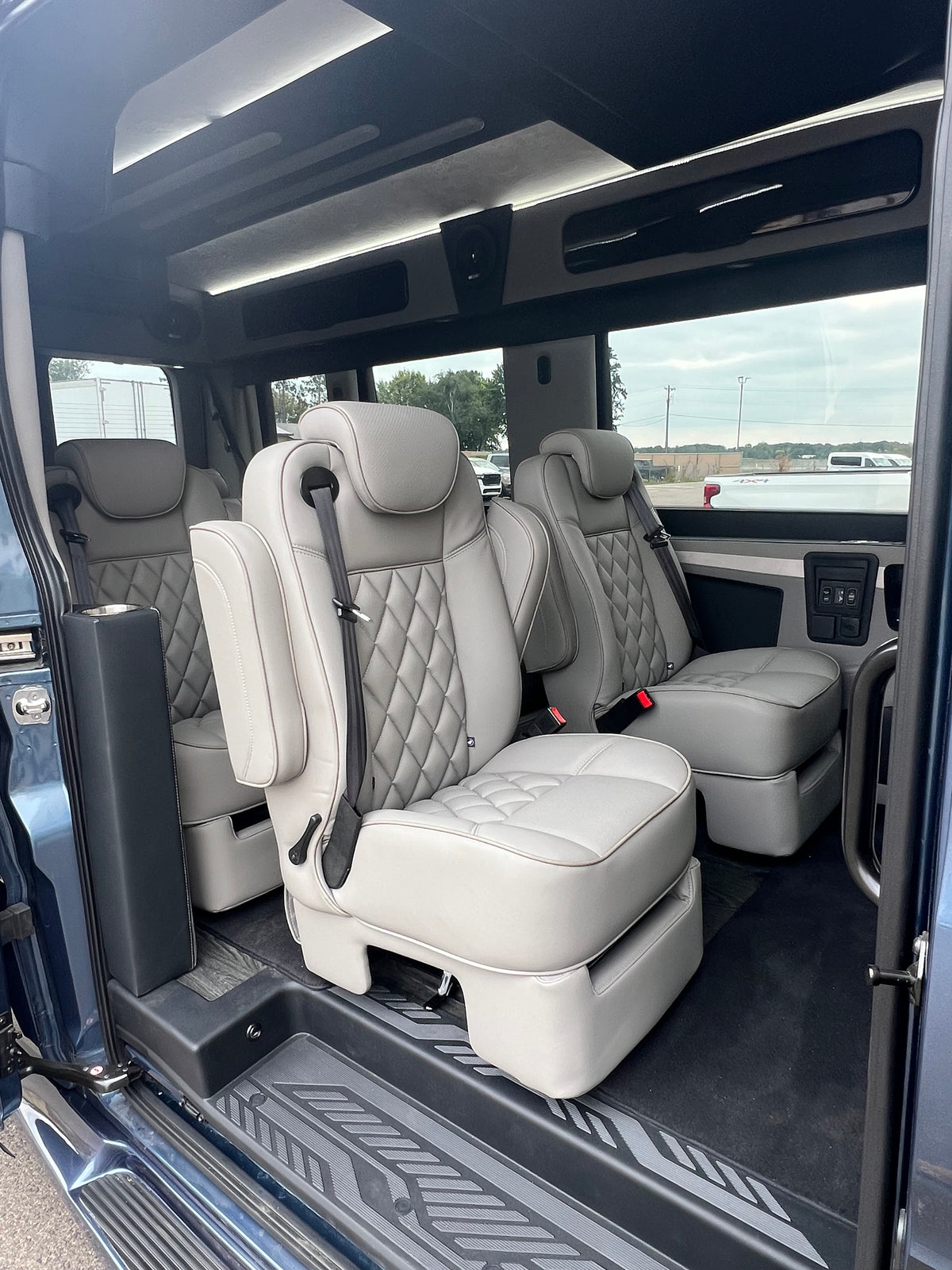 WALDOCH STORE - MIDDLE BUCKET SEAT - DS - DUAL ARM RESTS WITH HARD SKIRT