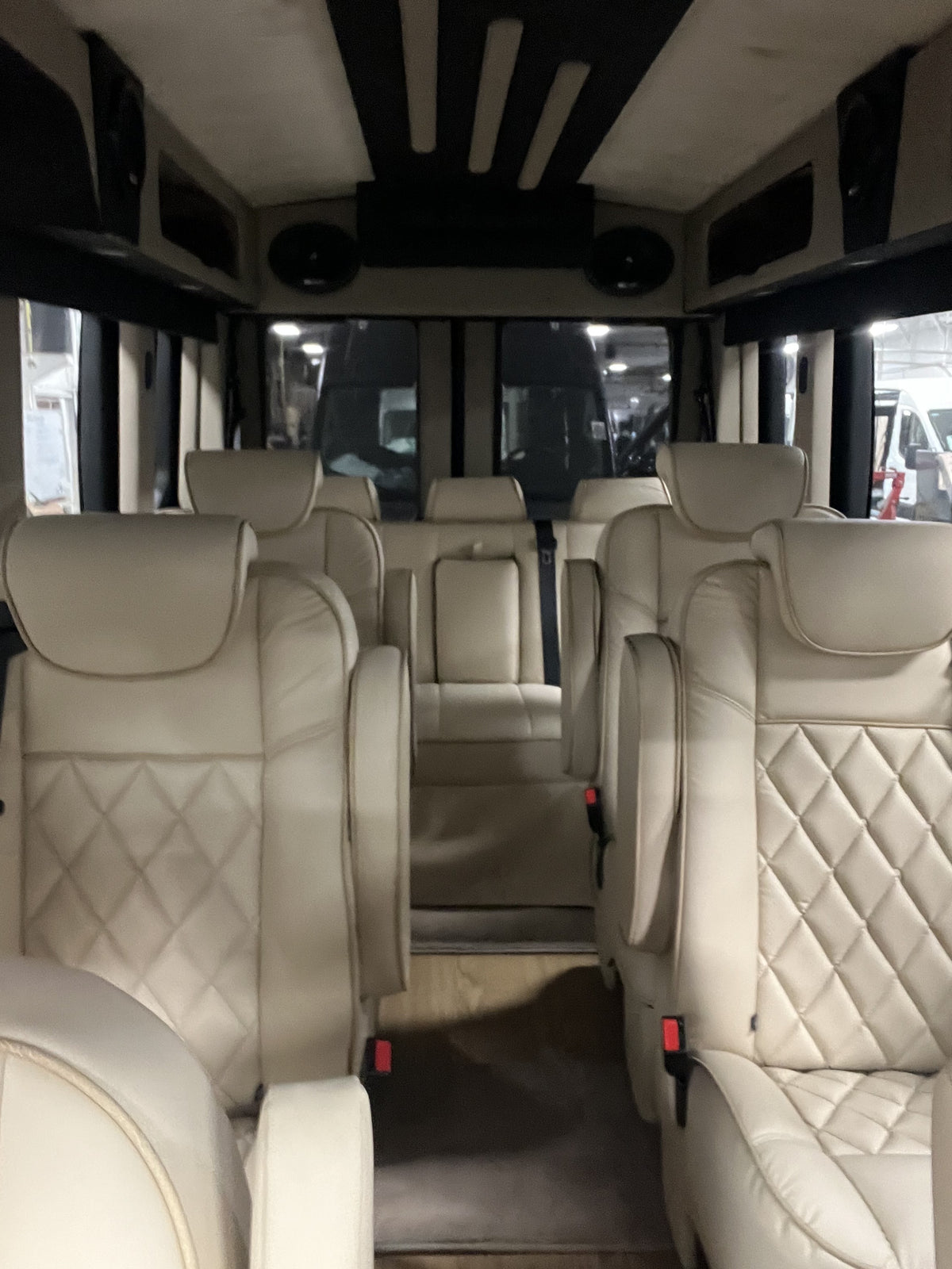 MIDDLE BUCKET SEAT - DS - DUAL ARM RESTS WITH HARD SKIRT COLOR: CREAM (AUSTIN SAND) W/ CHAMOIS (ADERDEEN OPTIM) PIPING W/ CREAM PERF INSERTS